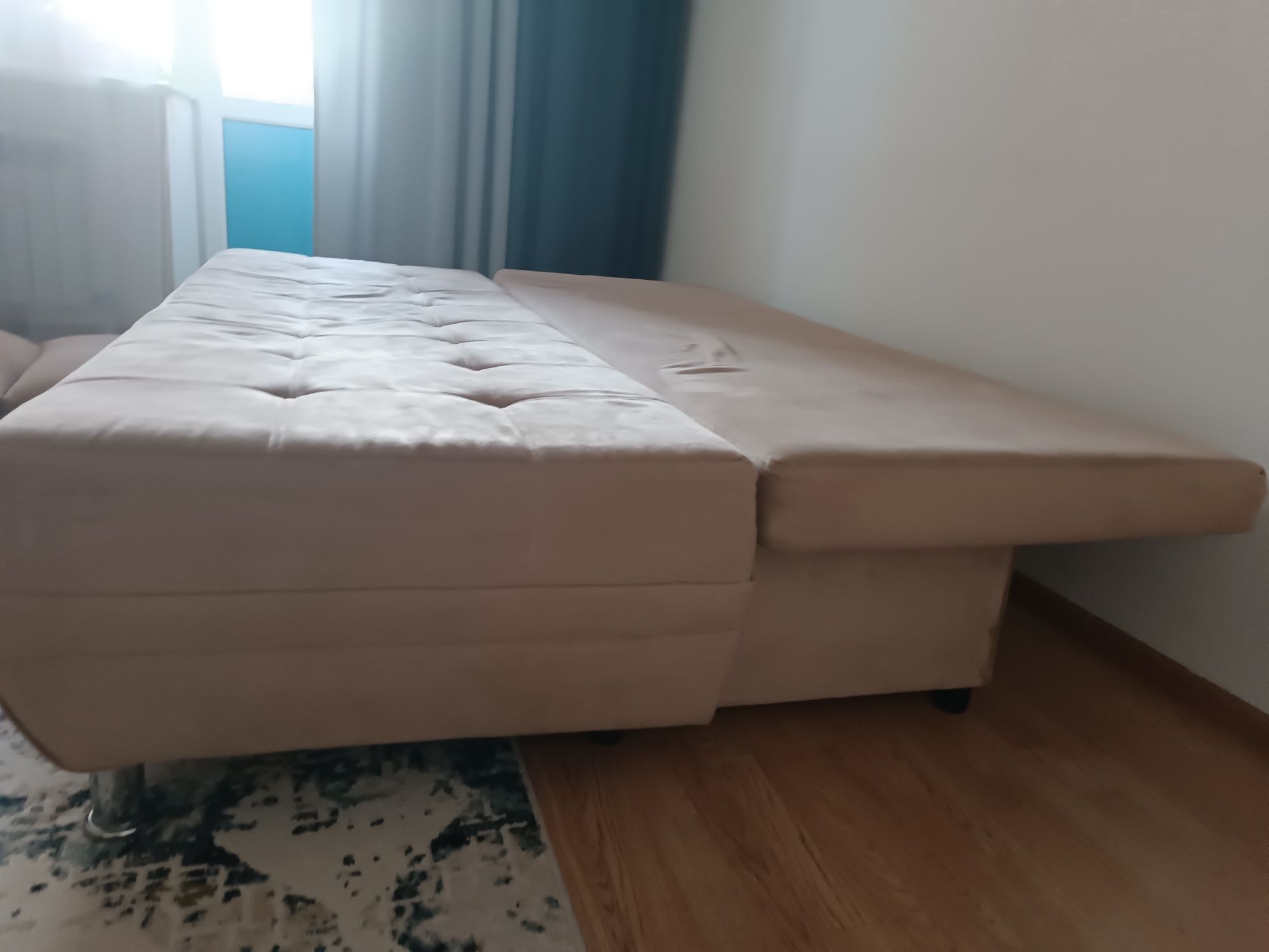 Продам раскладной диван , с полкой внутри. В комплекте есть подушки 3