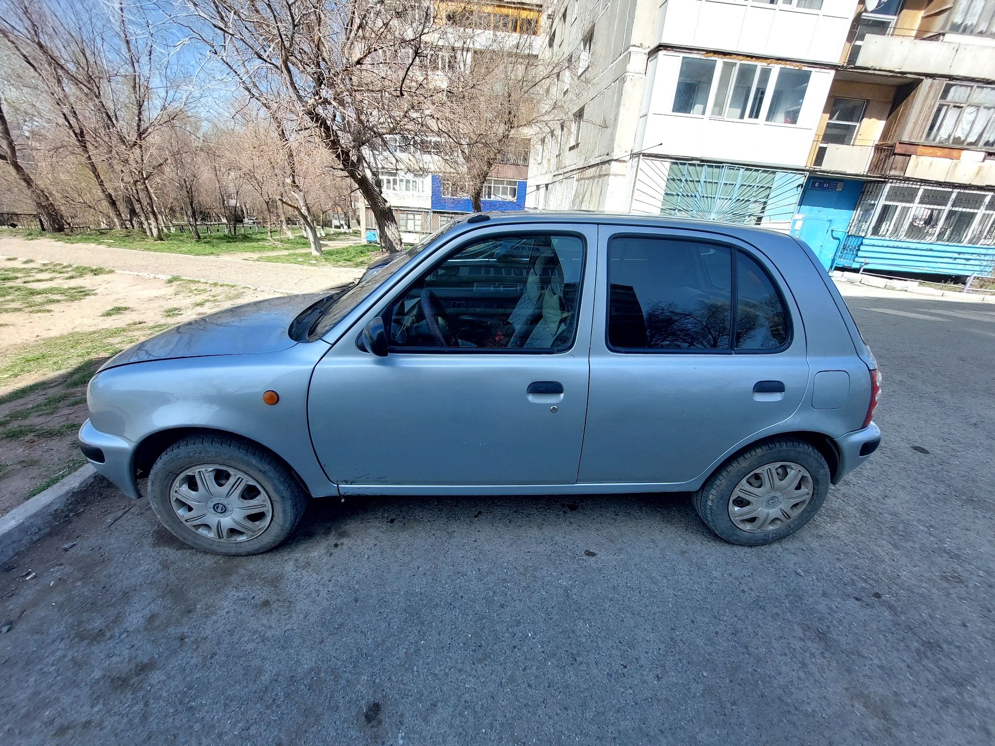 Машина Nissan Micra