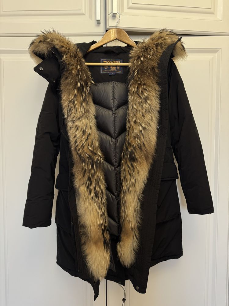 Пуховик Woolrich с мехом енота