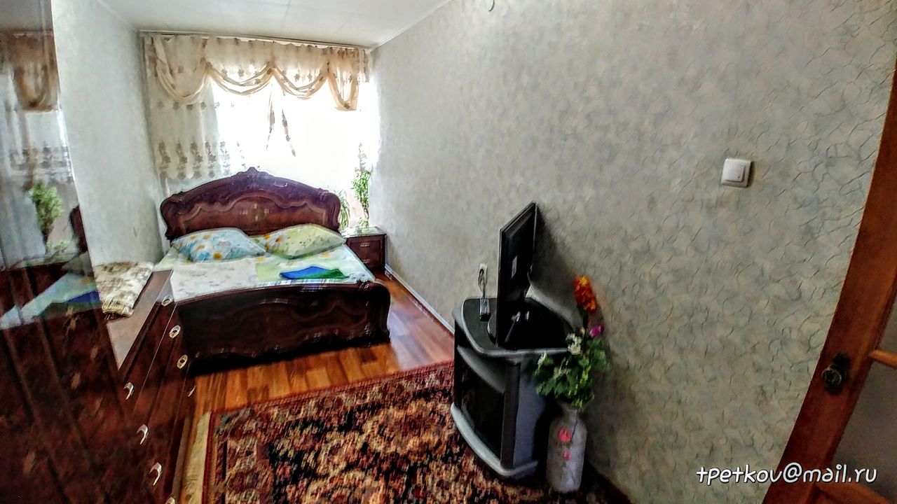 2х. комнатная кв. 8 микр. Выезд до 12.00.