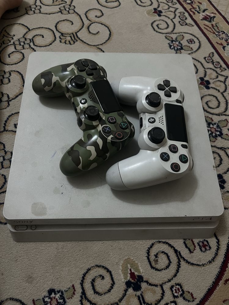 Продам Пс4 есть 5 игры джестик не работает