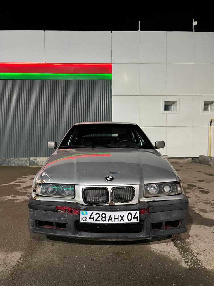 Продам машину BMW 318, 1993 года
