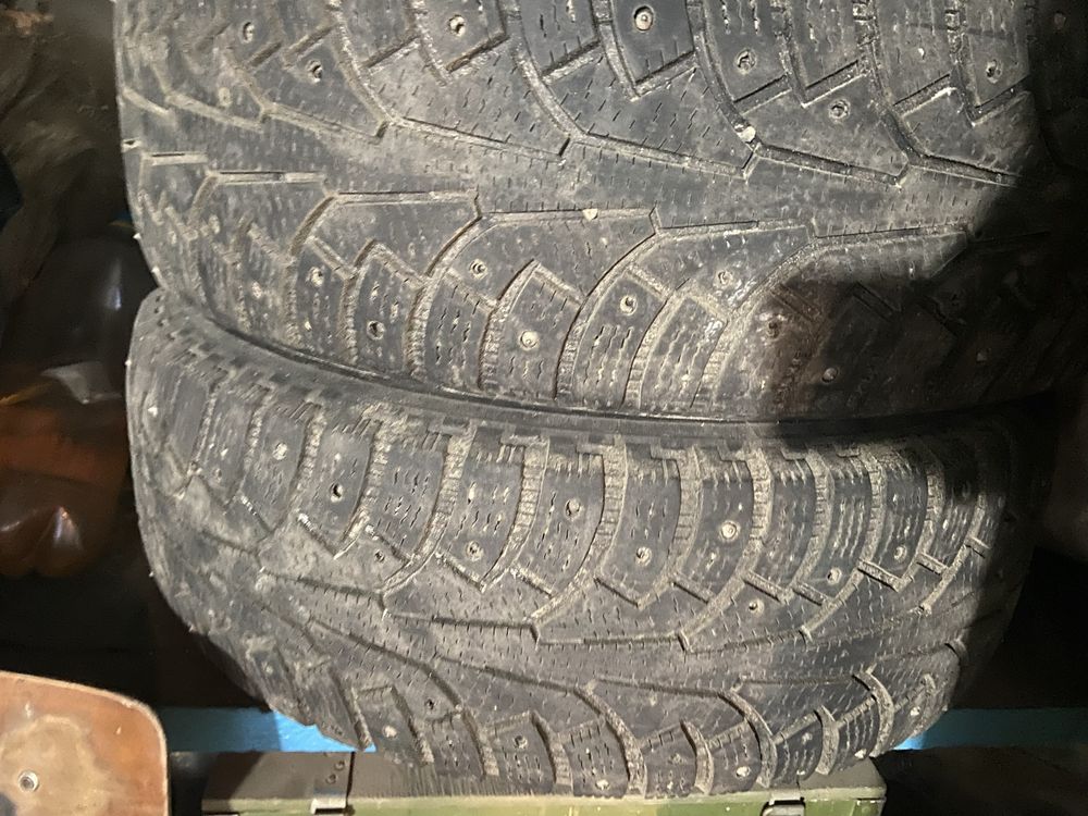 Резина зимняя размер 205/65 R17 б/у два сезона ездили без порезов  …..