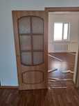 Есиктер, жапкыштар, жасыл жане кызыл ковер бар