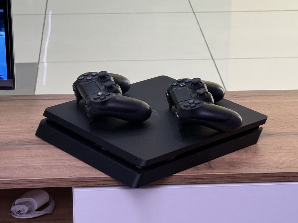 Sony Playstation 4 Slim 1000GB/продаю приставку Sony Ps 4 Slim 1000GB