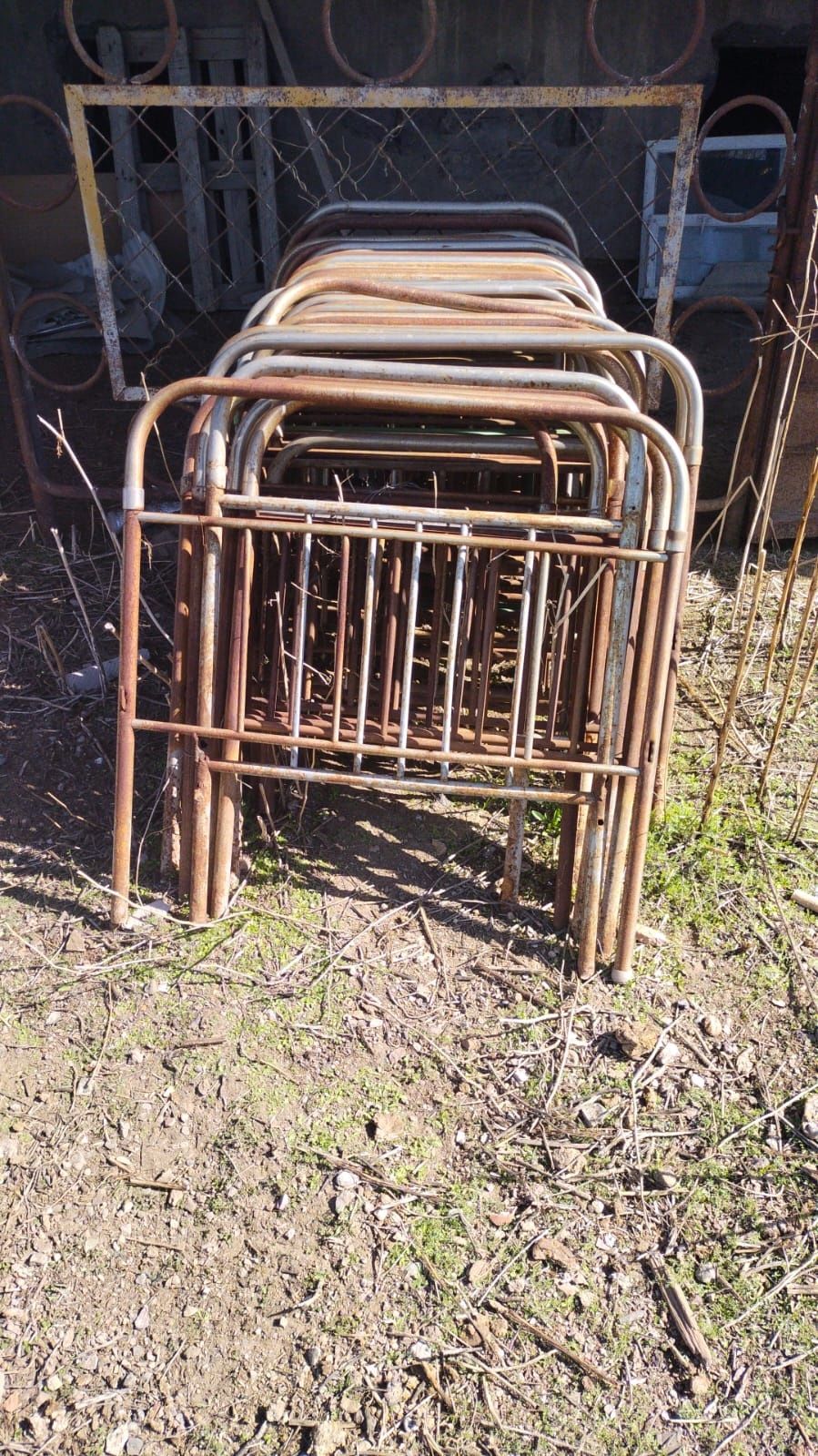 Продам!! Кровати, морозилка, клетка, ящик