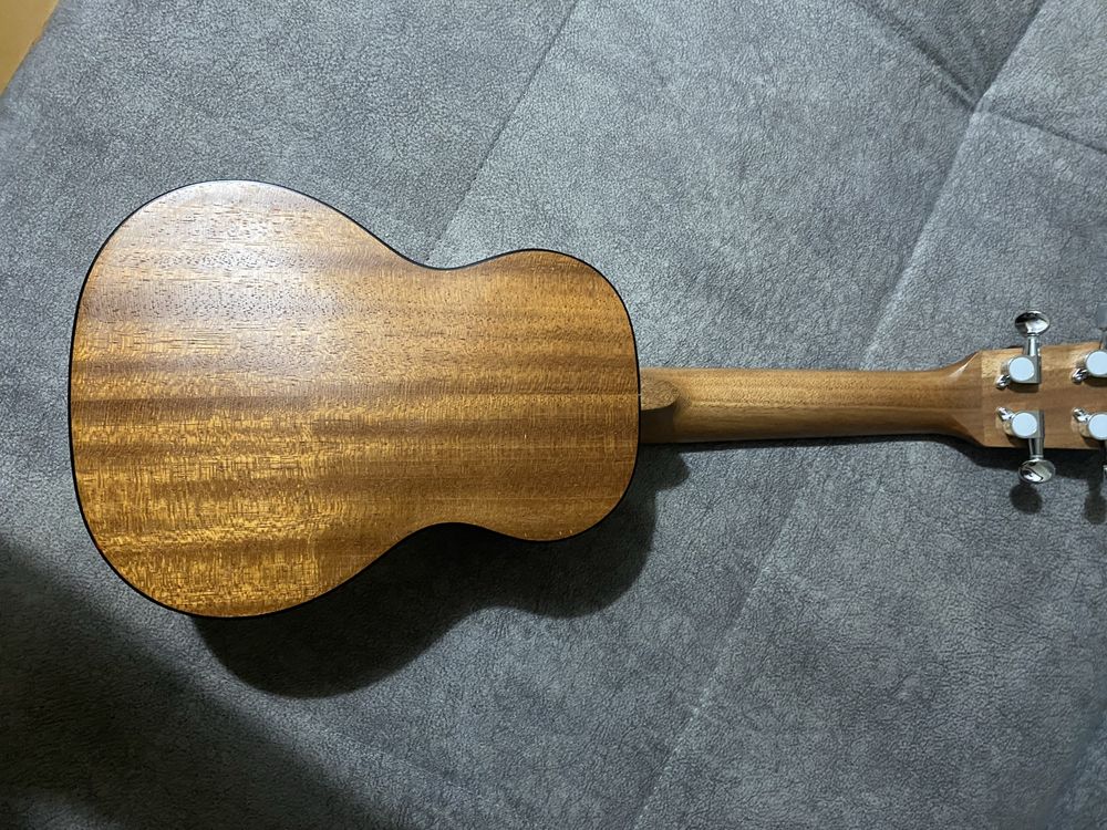 Продам укулеле .