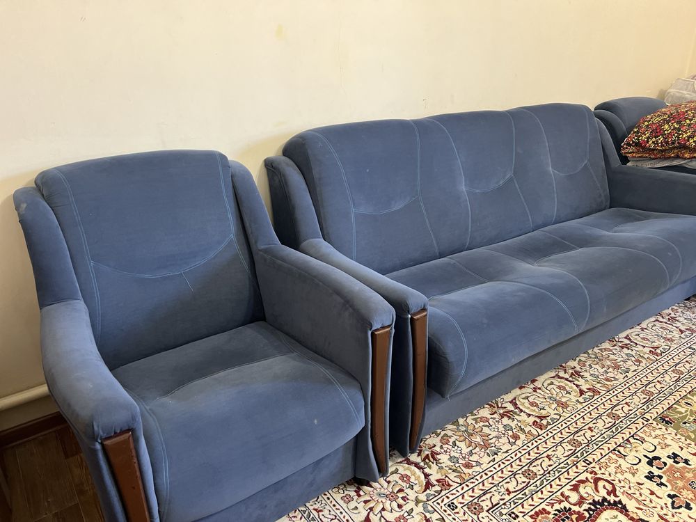 Продам диван с двумя креслами