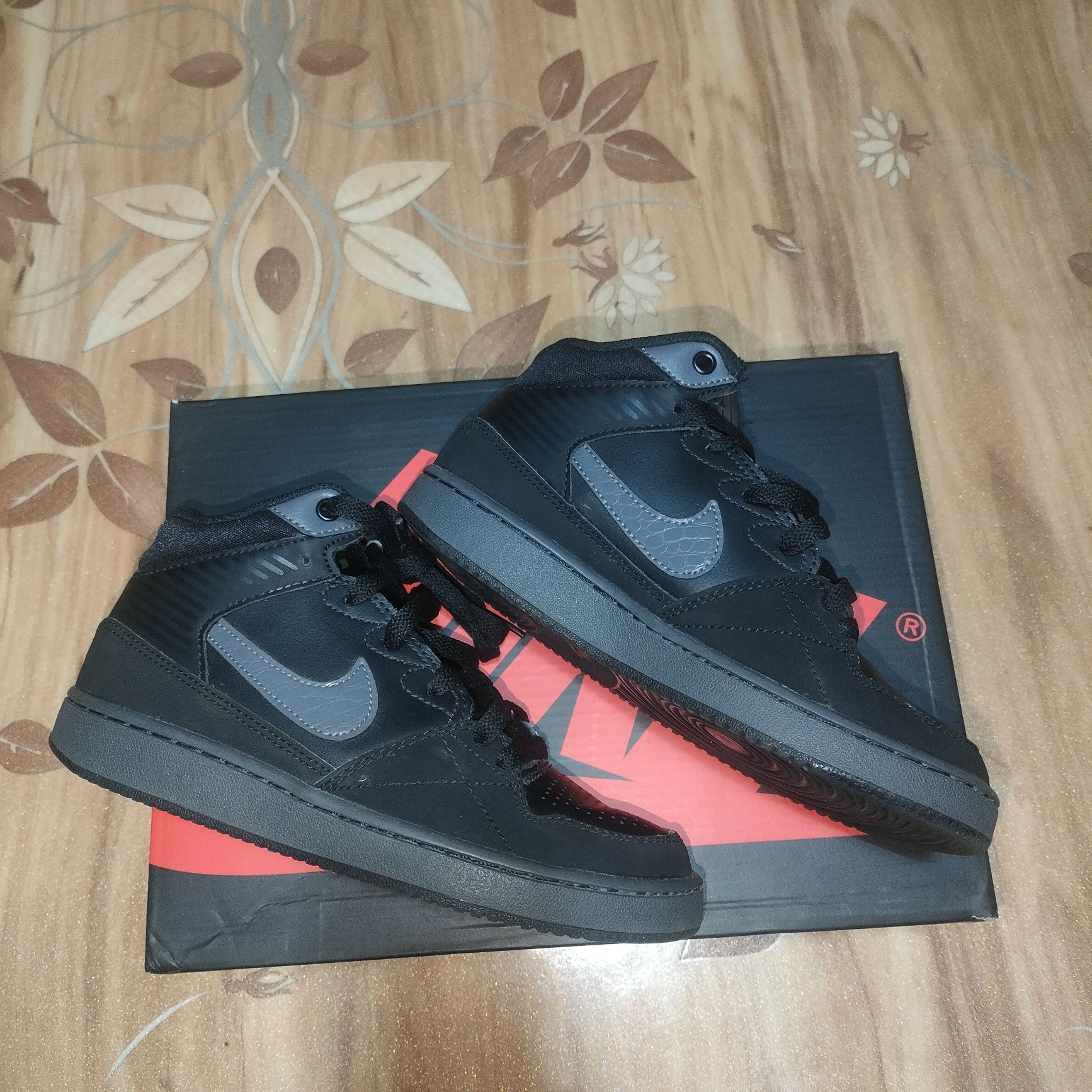 Кроссовки NIKE 35.5 размер новые