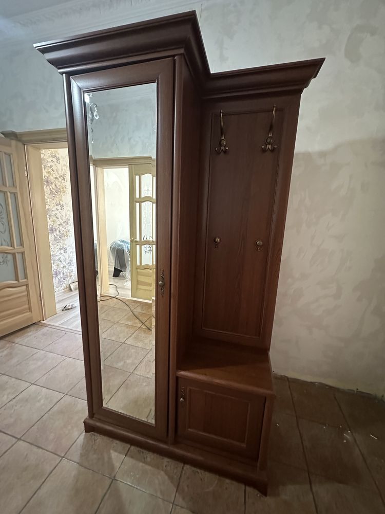 Продам шкаф в прихожую цена 15000т рн Революция