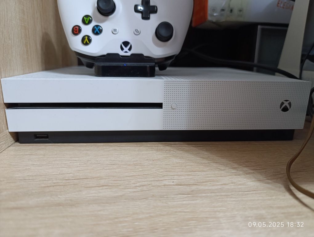 Продам xbox one s на 1 tb с геймпадом