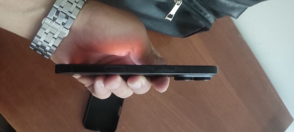 Продам Iphone 16 pro 256 гб