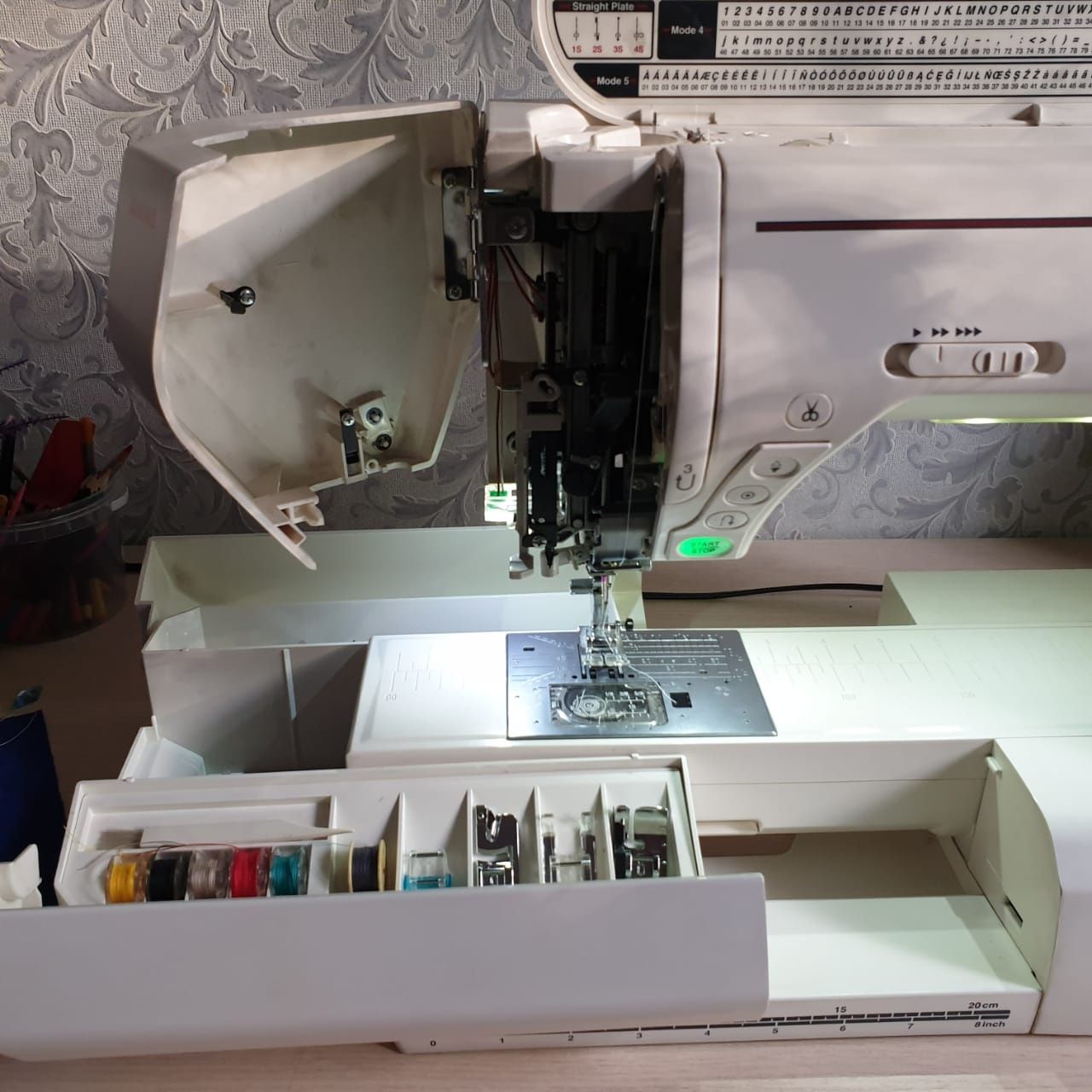 Швейная машина Janome Memory Craft 8200 QC Horizon белый