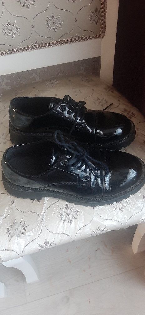 Продам осенний ботинки