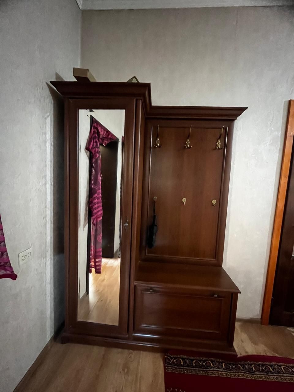 Продам стильную и удобную прихожую из качественного дерева. В отличном
