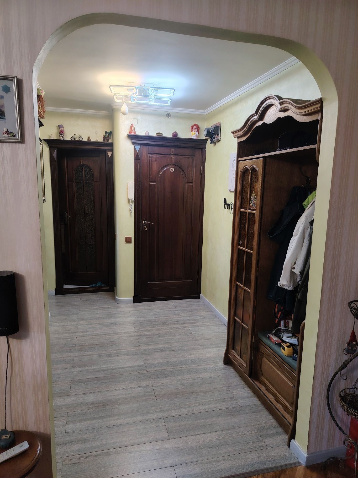 Продам квартиру трехкомнатную