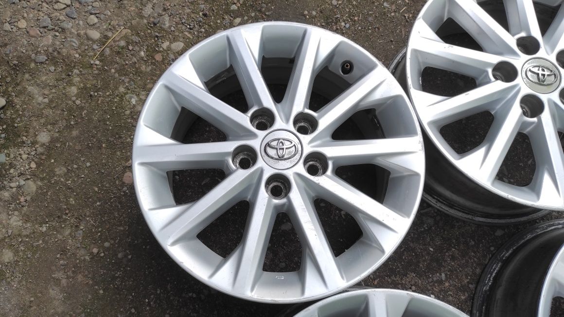 Комплект оригинальных дисков R16. Toyota Camry.