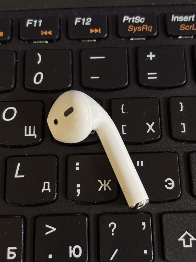 Продам правый наушник AirPods