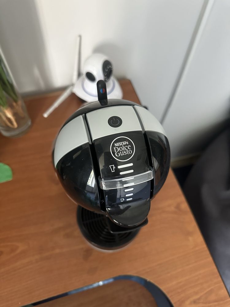 Кофеварка Delonghi Mini Me EDG 155.BG серебристый, черный
