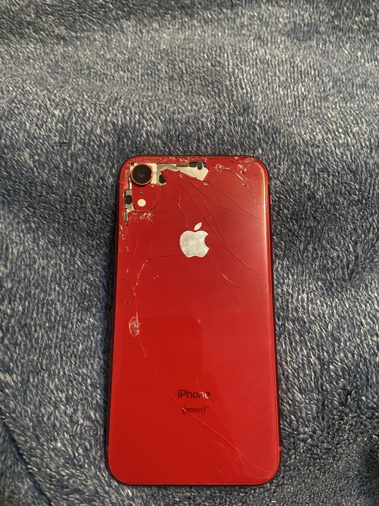 Iphone xr 66к есть торг есть дефект на фото видно батарея новая