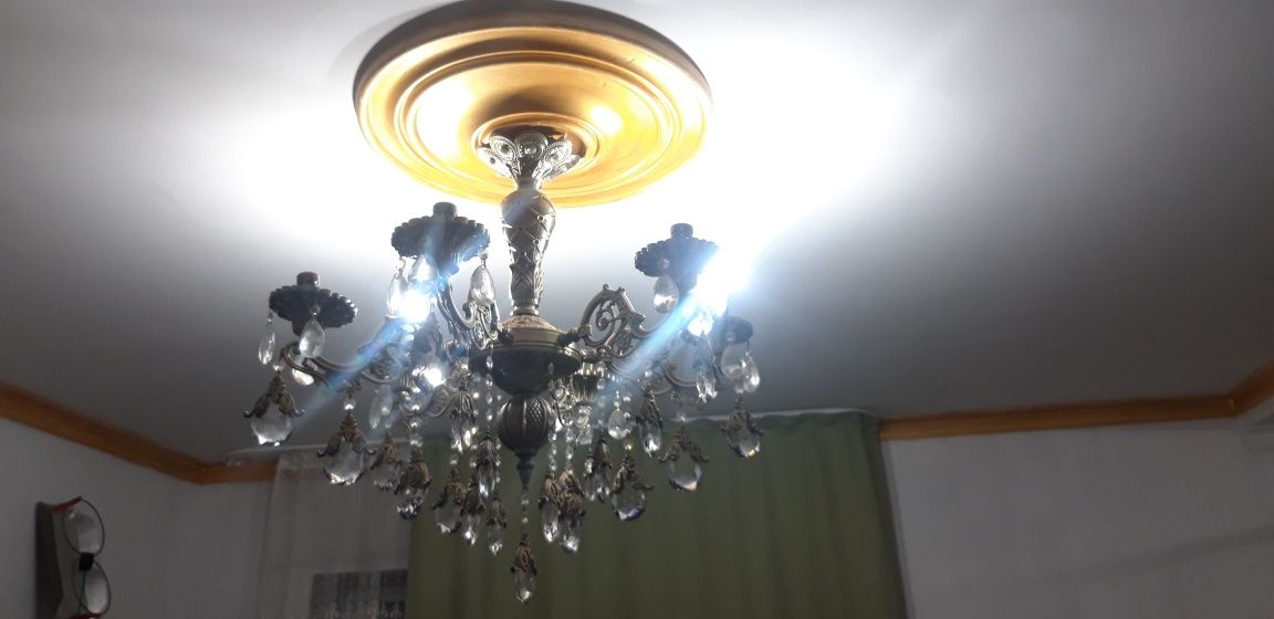 2 одинаковых люстры, люстра