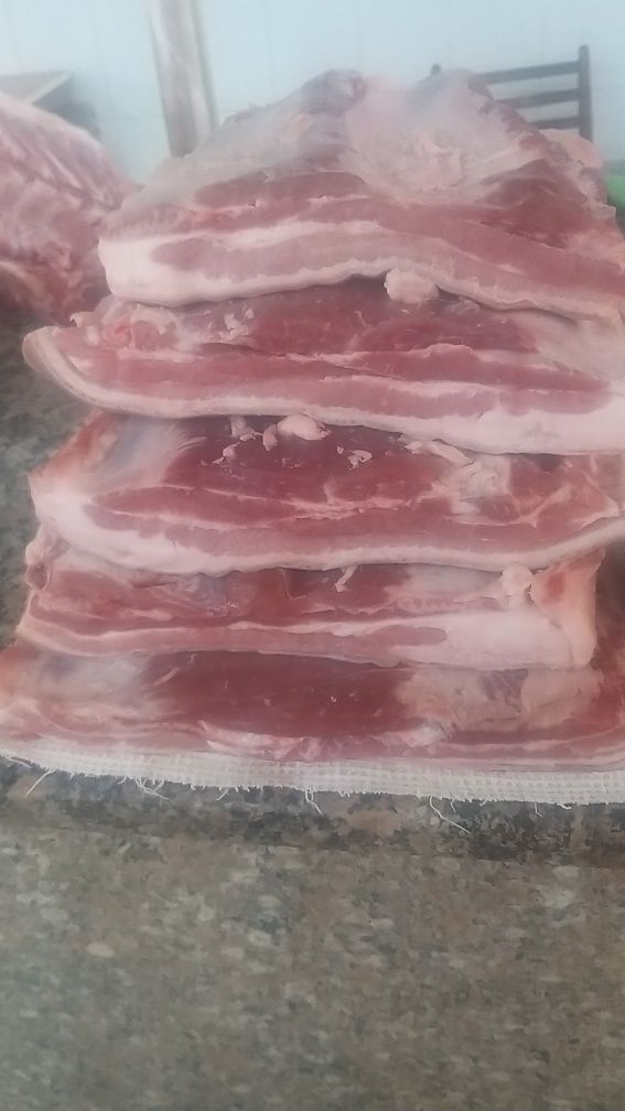 Мясо свинина не жирное.