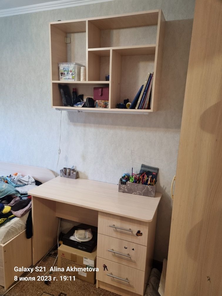 Стол,полка, шкаф в хорошем состоянии