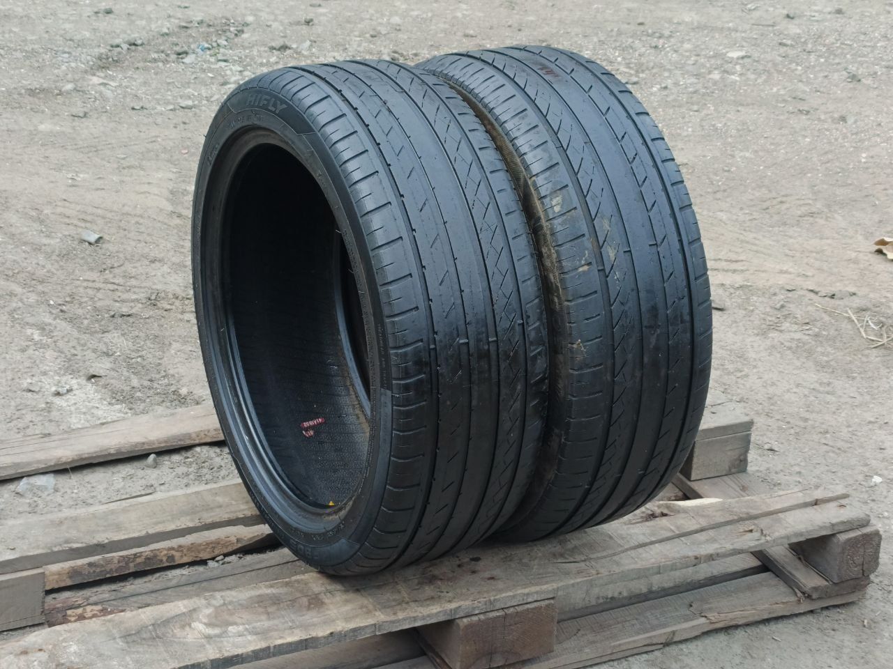 Шины безкамерки комплект 2 шт размер215/45 R18