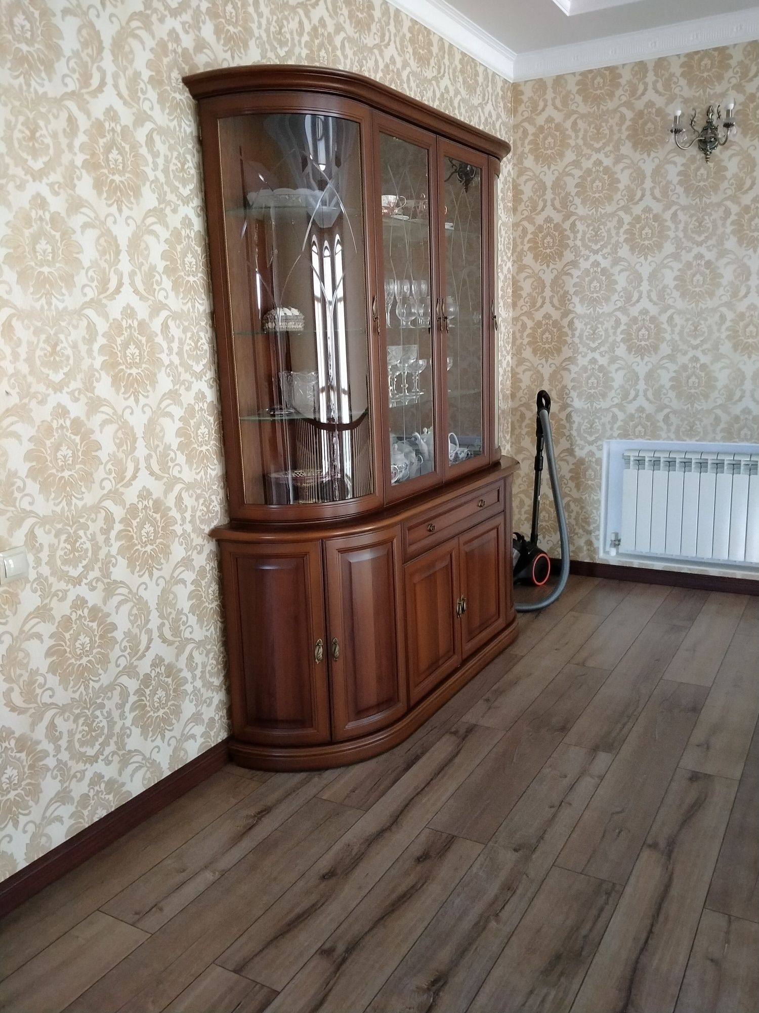 Срочно продам сервант