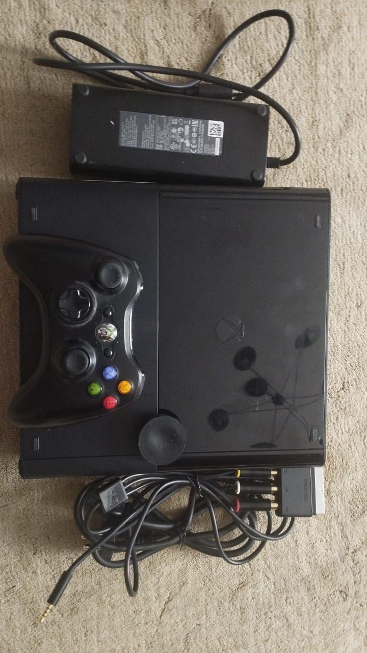 XBOX 360 почти в новом состоянии