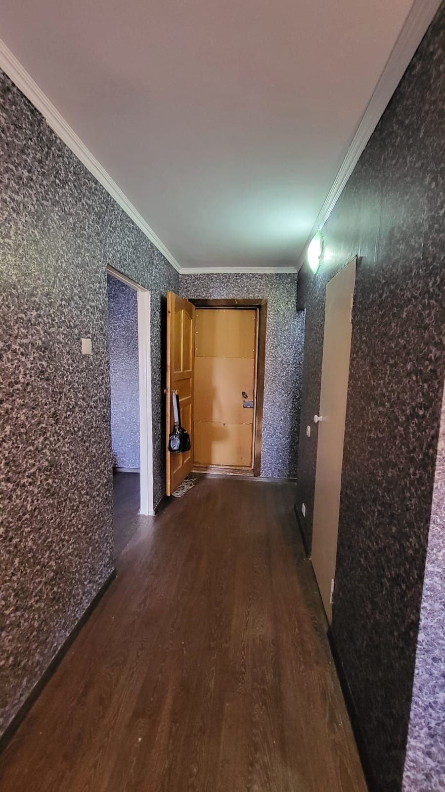НЕДОРОГО 1 комн квартира с ремонтом и большой кухней в 19 мкр!