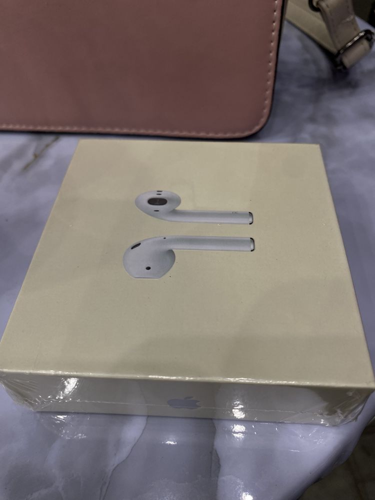 Наушники Apple AirPods with Wireless Charging Case белый