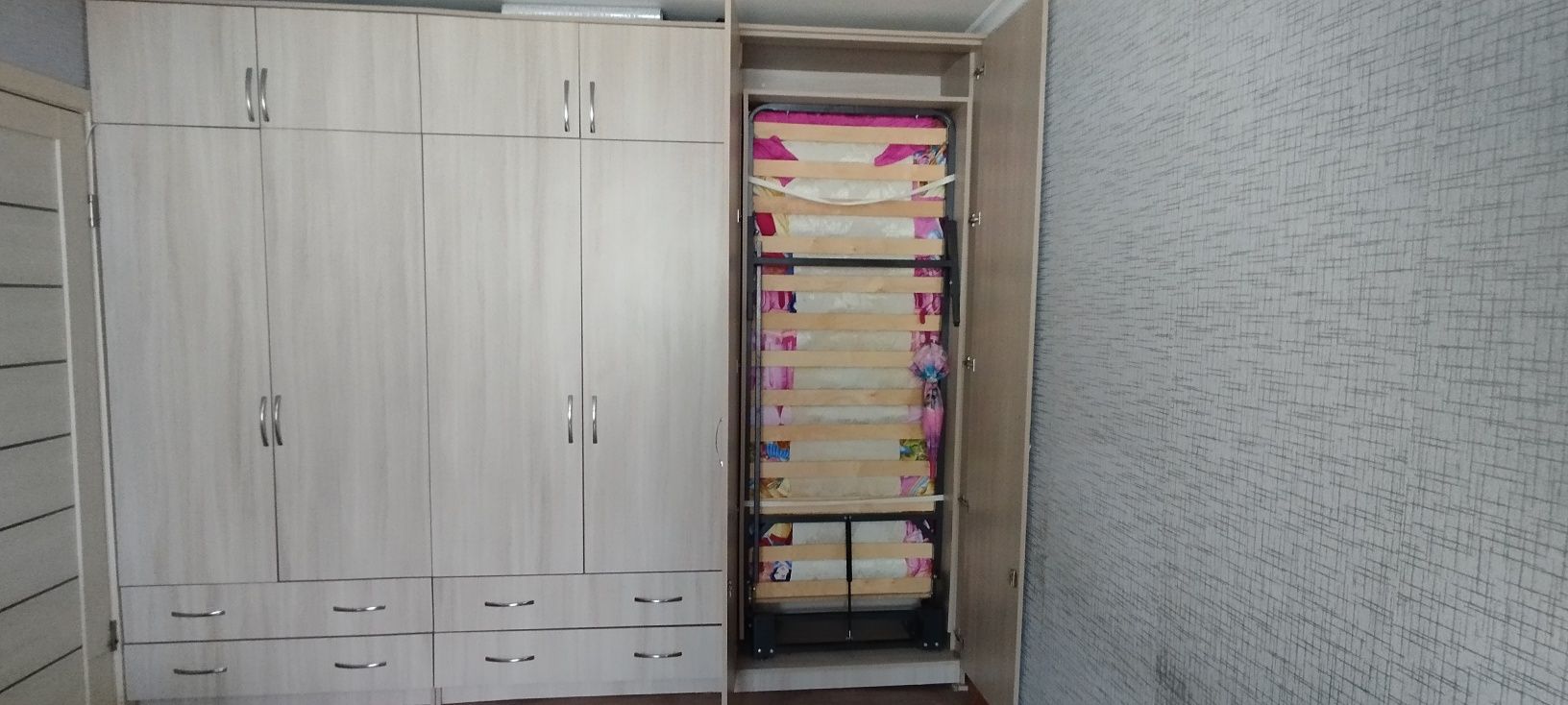 Продам стенку со встроенной односпальной кроватью