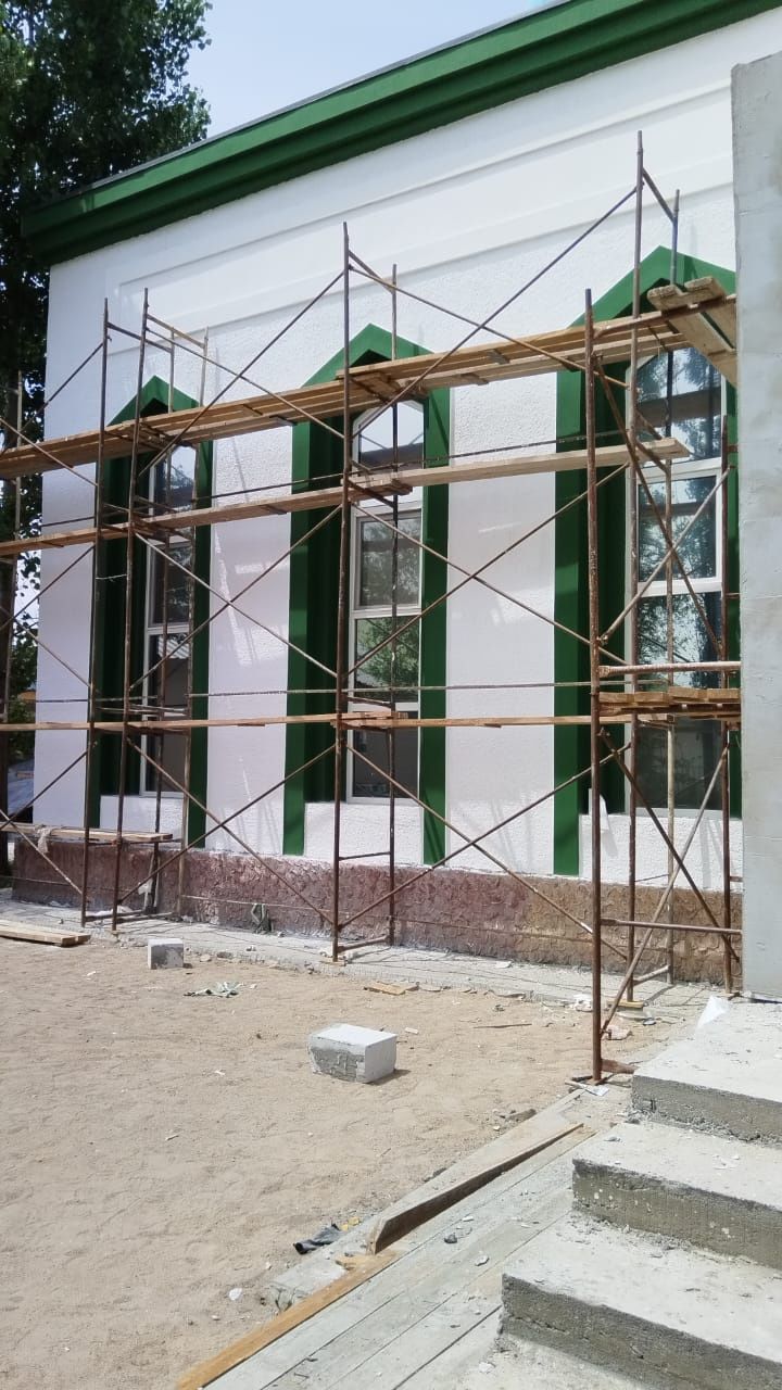 Фундаментке опалубка, фасадқа леса, жеткізу бар