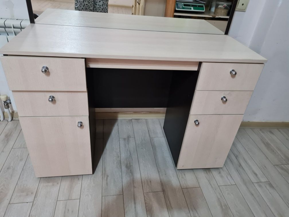 Продам столик  с зеркалом и ящичками (трюмо)