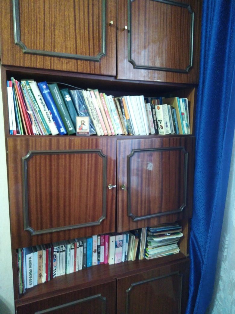 Продам сервант и книжный шкаф