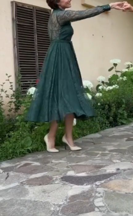 Кружевное платье изумрудного цвета