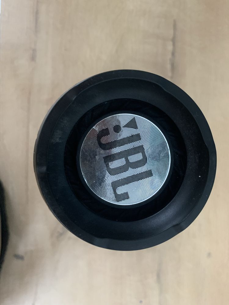 Портативная колонка jbl в хорошем состоянии