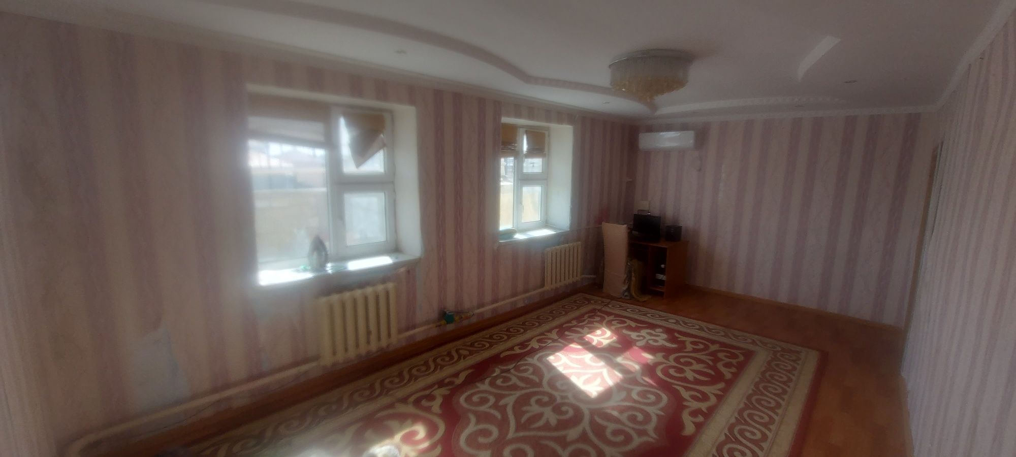 Қызыл төбеден Абай көше Үлке үй сатылады орташа ремонт керек или аусты