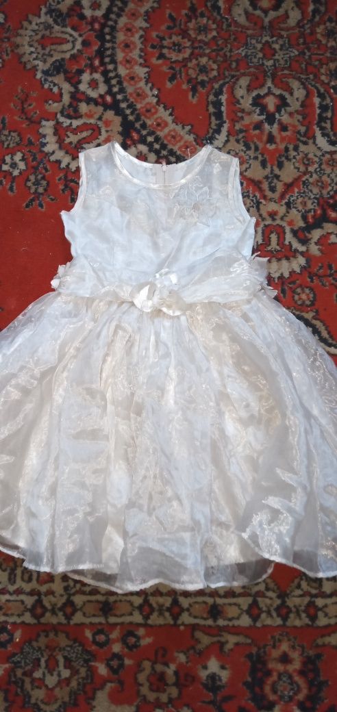 Платья разные,на утренник,на елку