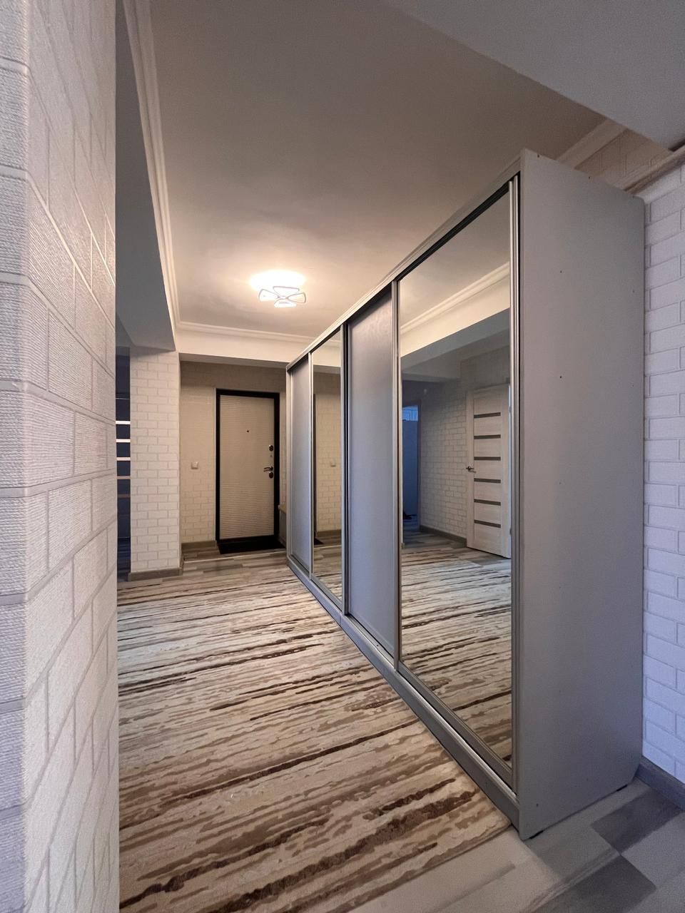 Продам 3-комнатную квартиру с ремонтом и мебелью. Аль-Фараби 40. КШТ.