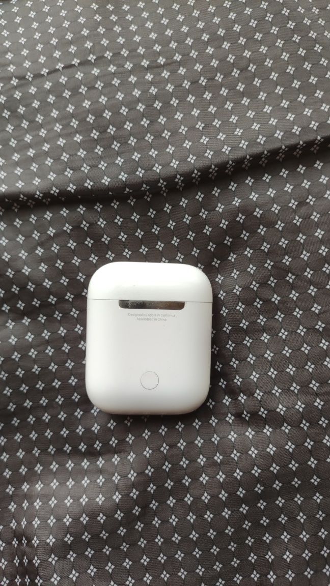 Продам оригинал кейс от airpods 2