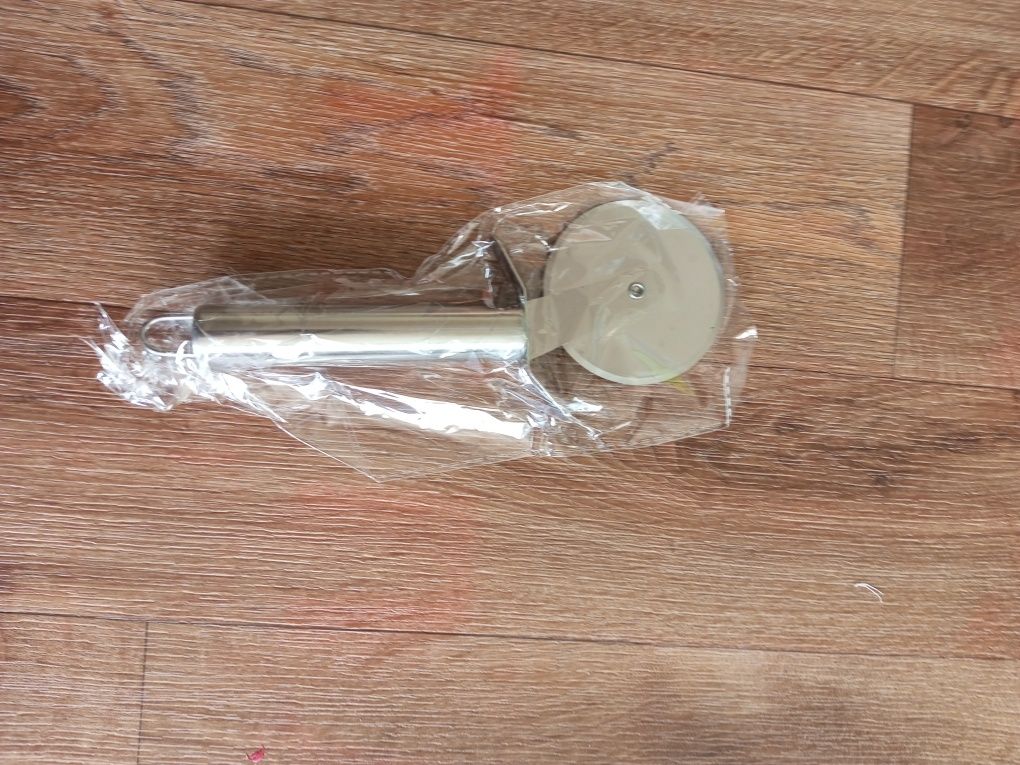 Продам нож для пиццы пирогов