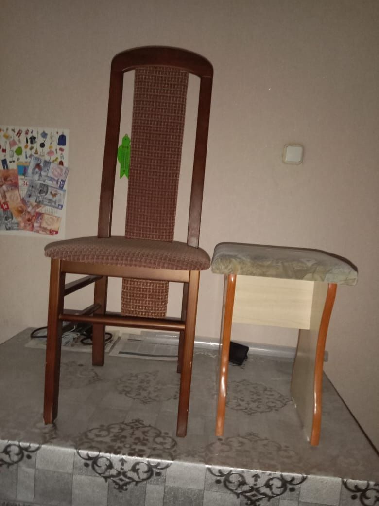 Продаю стулья 6 штук со спинкой, и 7 табуреток