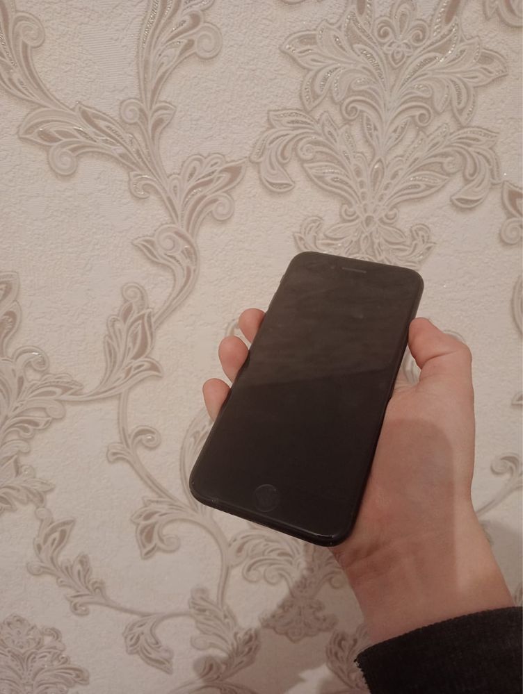 Айфон se2 в хорошем состояние