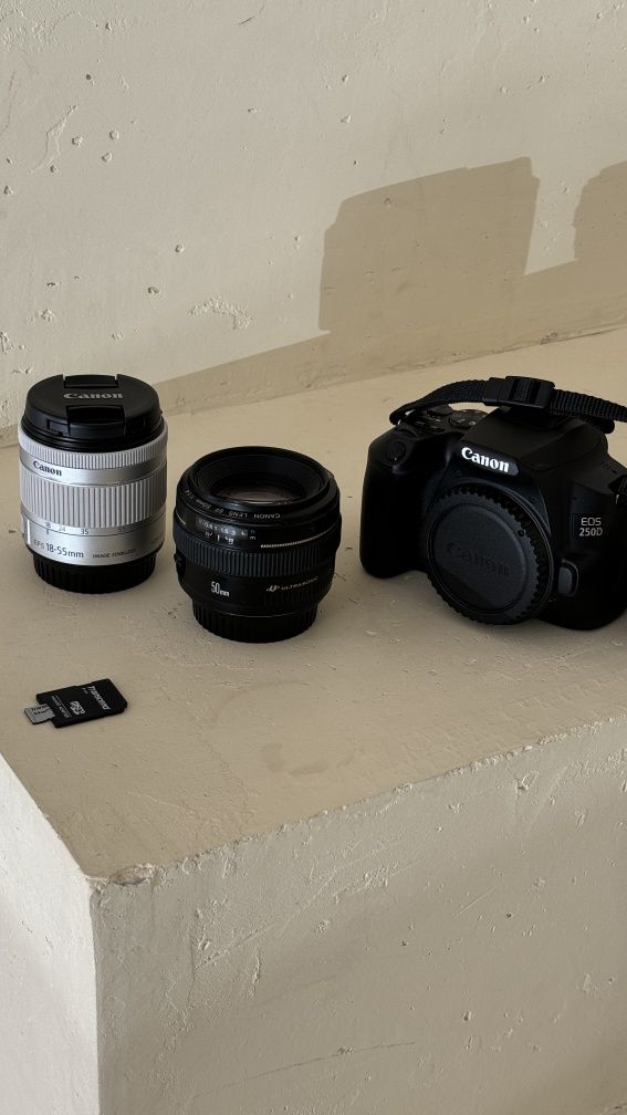 Продам зеркальный фотоаппарат Canon 250D