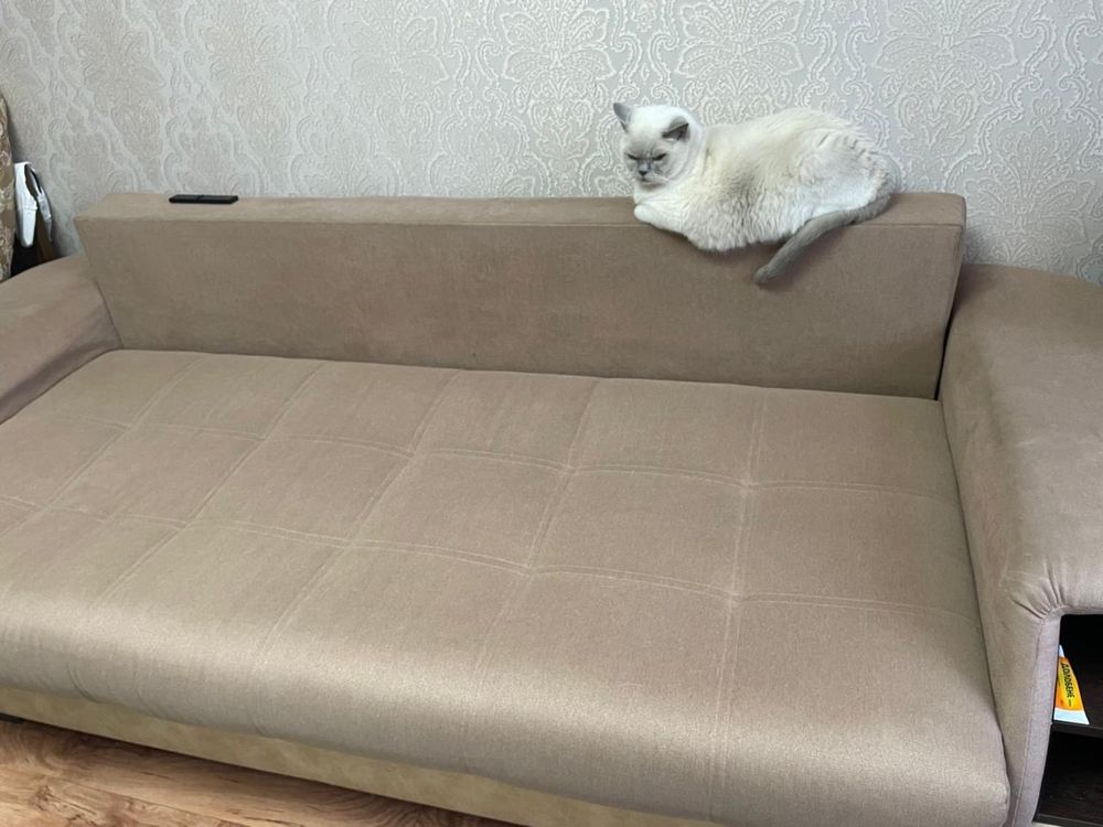 Диван трехместный