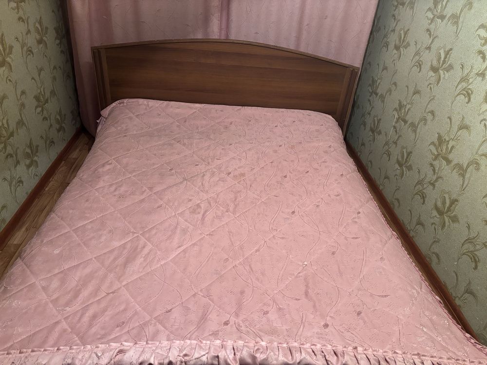 Продается спальний гарнитур с матрасом в хорошем состоянии