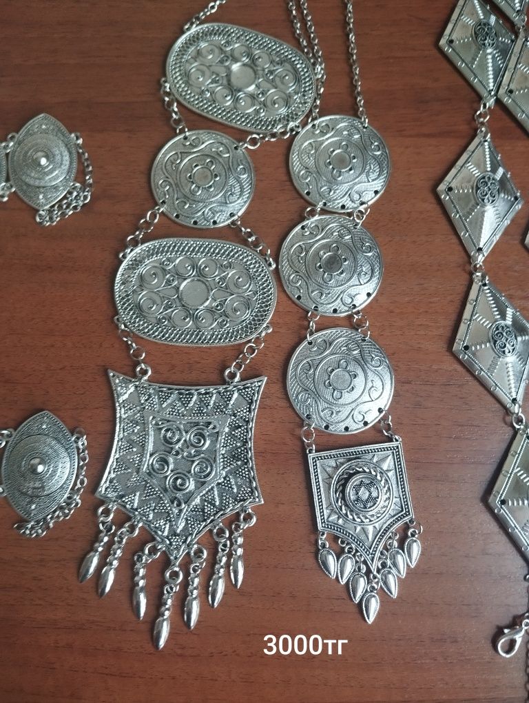 Серьги 1000, ремень -4000, ожерелье 3000.