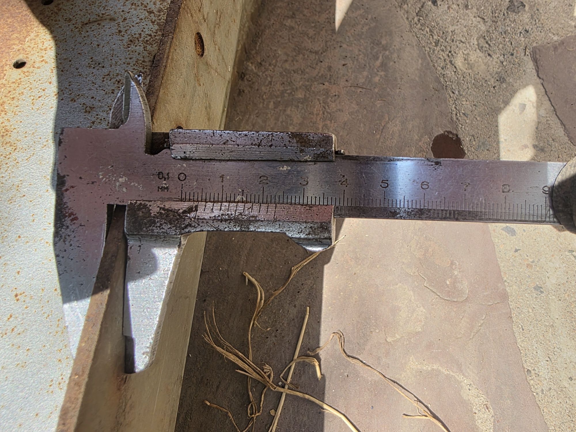 Швеллер размеры 265×15×6 см, толщина 4 мм.